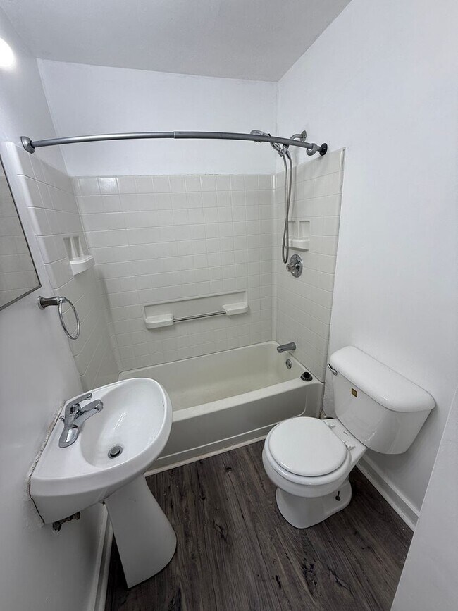 Building Photo - 2 Bed 1 Bath House, Gas Heat & Hot Water