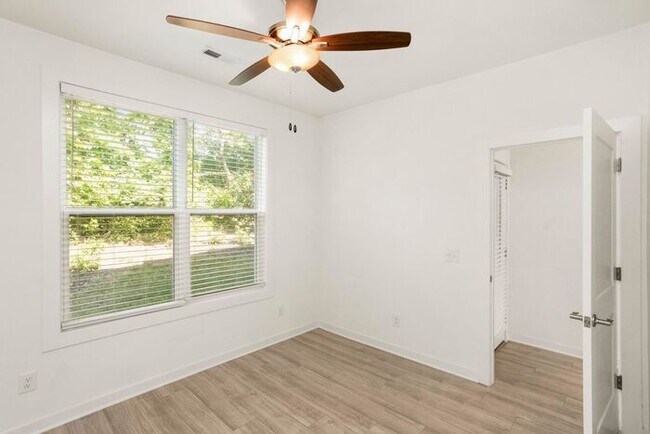 Building Photo - 3 Bed/3 Full Baths! Newer Townhome