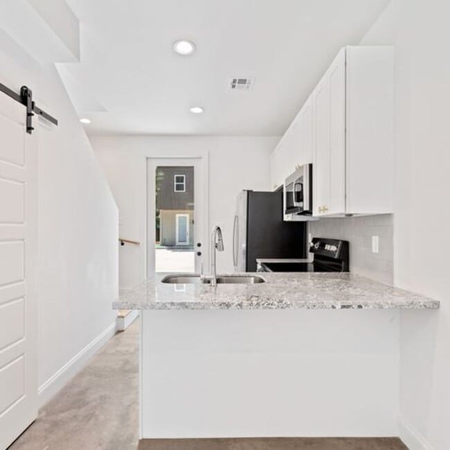 Building Photo - 1 Bed 1.5 Bath Condo Near Campus!