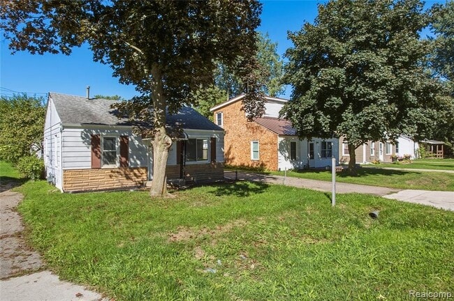Building Photo - 2223 E Bergin Ave