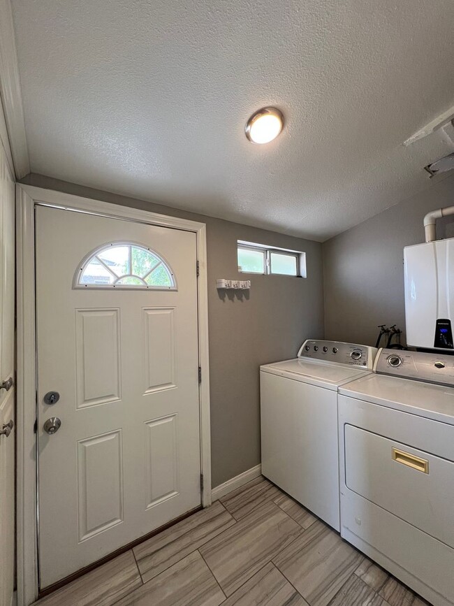 Building Photo - Beautifully remodeled 2 Bedroom 2 Bathroom...