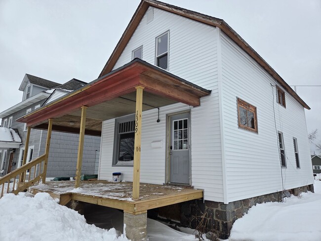 Building Photo - Freshly Updated 4 Bedroom 1 Bath Single Family Home in Marinette