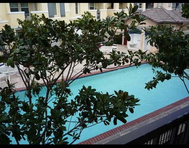 Building Photo - Charming 4 bedroom 4 bathroom in heart of ...