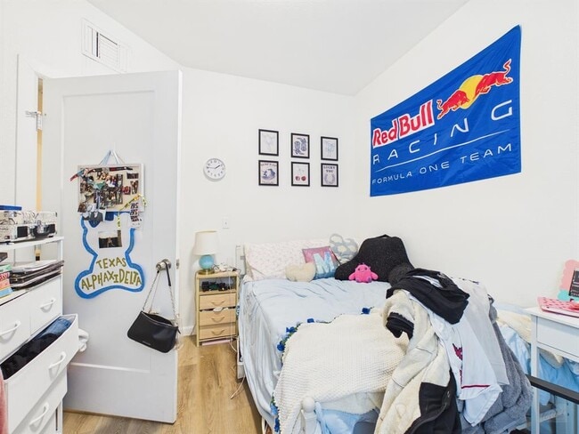 Building Photo - 911 W 22nd St