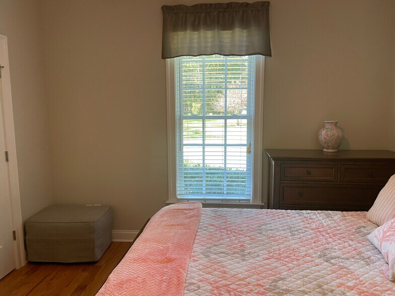 Building Photo - Room in House on Ray Rd