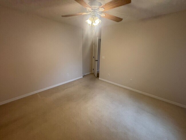 Building Photo - Move in ready 3/2 in 55+ community - near everything