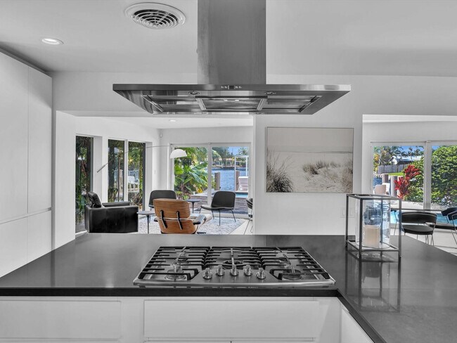 Building Photo - 1640 NE 43rd St