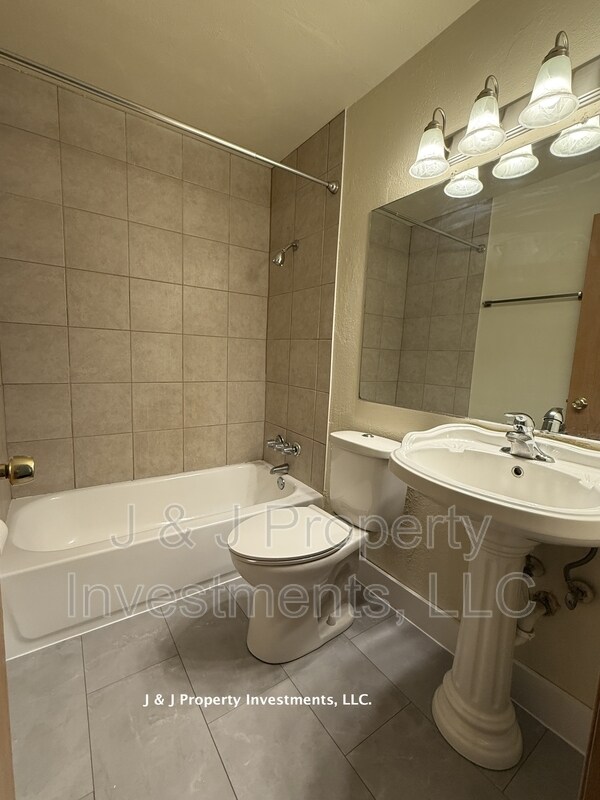 Building Photo - 283 Hazelwood Dr