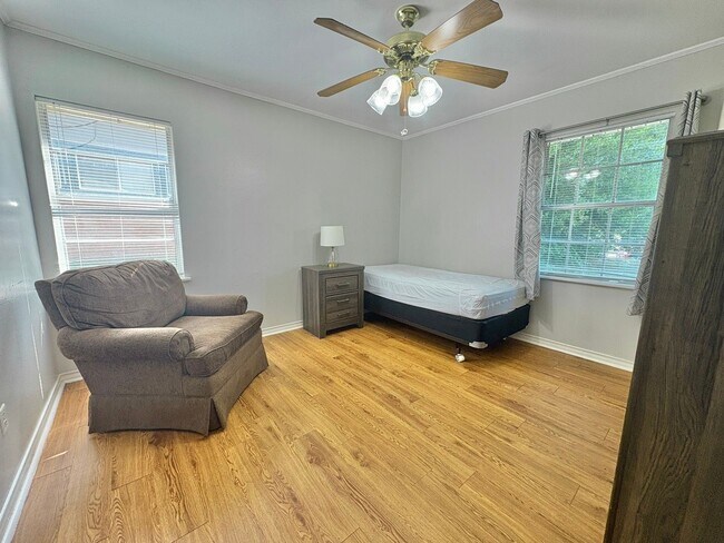 Building Photo - Spacious 3-Bed, 2-Bath Home with Large Sho...