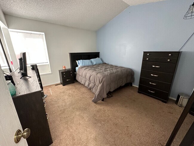 Building Photo - Spacious 2 Bed / 2 Bath Townhome with Garage
