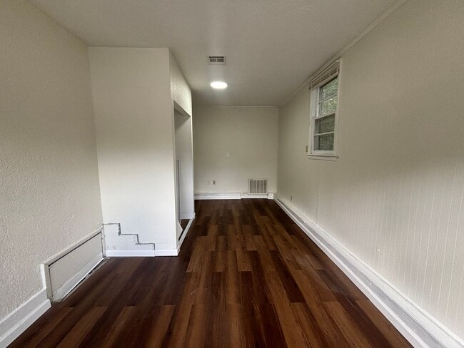 Building Photo - 2 Bedroom, 1 Bathroom Home with Spacious Family Room & Fenced Backyard
