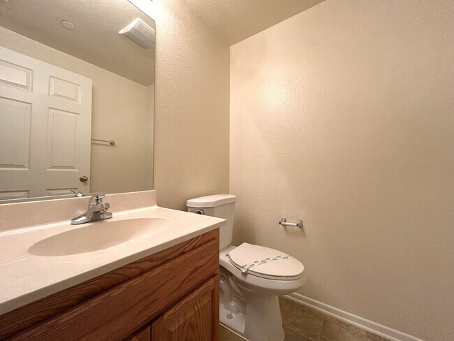 Building Photo - Two-Story 3-Bedroom Condo in Orange Gardens HOA!