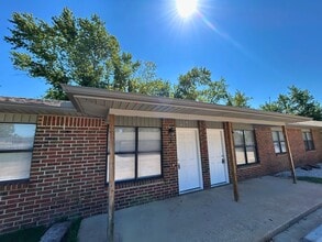 Building Photo - Minutes from Downtown Rogers – 2 Bed Apart...