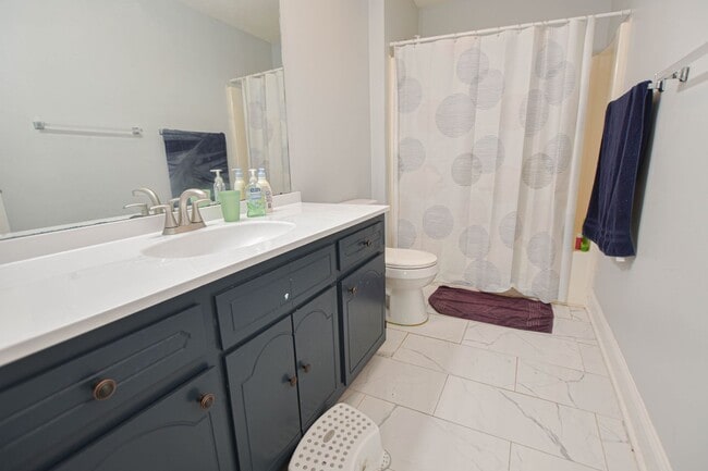 Building Photo - Pet Friendly Five Bedroom!