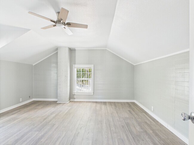 Building Photo - 112 W Hackberry St