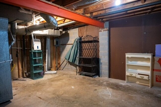 Building Photo - Large 3 Bedroom 2.5 Bath Townhome in Prime Location