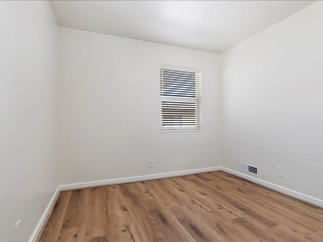 Building Photo - 1220 E Hudson Ave