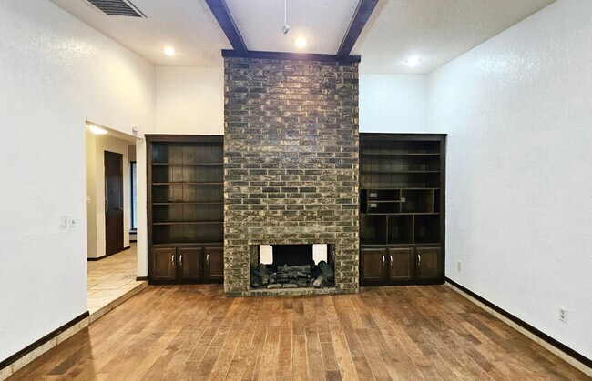 Building Photo - Four Bed/2 Bath Near Lake Hefner