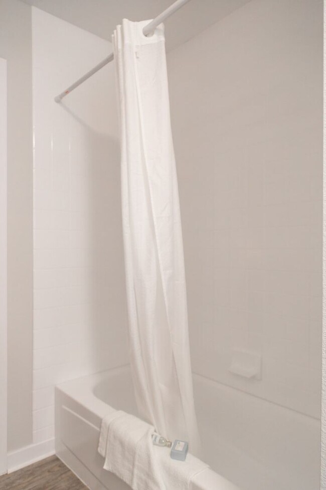 Building Photo - Furnished,  SHort-Mid term, All Inclusive one Bedroom /one bathroom with den, view of Flatirons b...