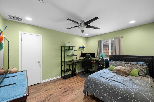 Building Photo - 8716 Bobcat Dr