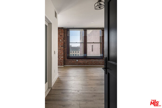 Building Photo - 460 S Spring St