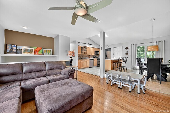 Building Photo - 731 Manette Ln