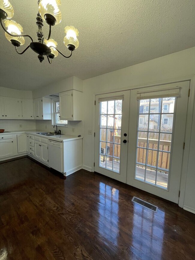 Building Photo - 618 Wilson St