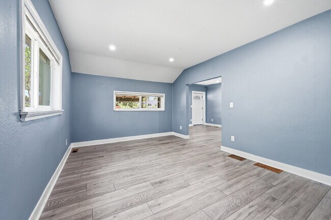 Building Photo - $2,820.95 with $300 off the first month's rent, 4 Beds - 2 Bath, Single Family Home in Denver wit...