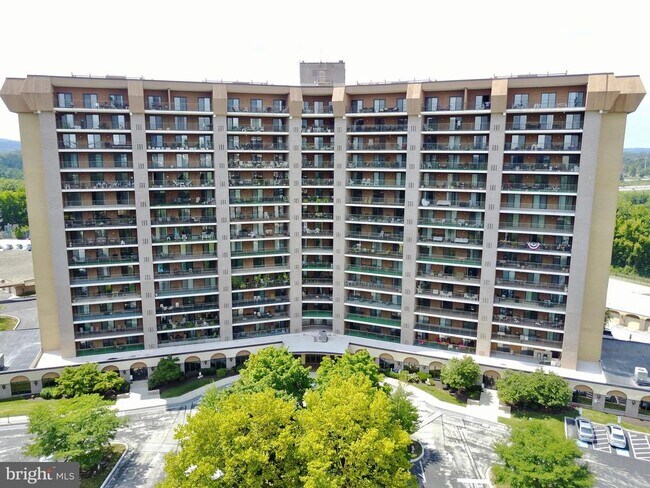 Building Photo - 21510 Valley Forge Cir