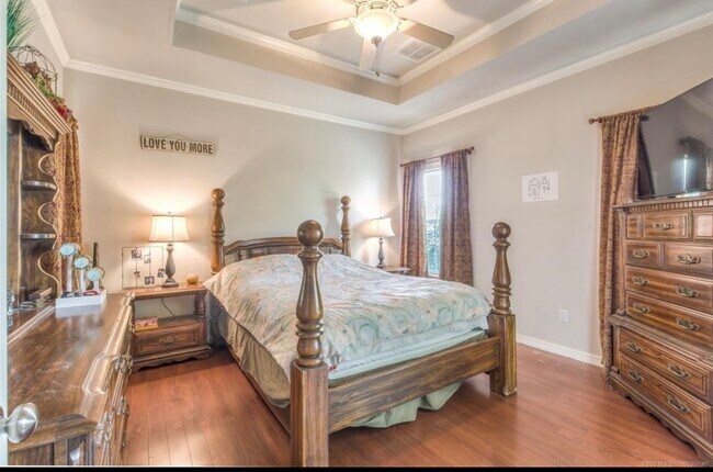 Building Photo - 11220 S Cedar St