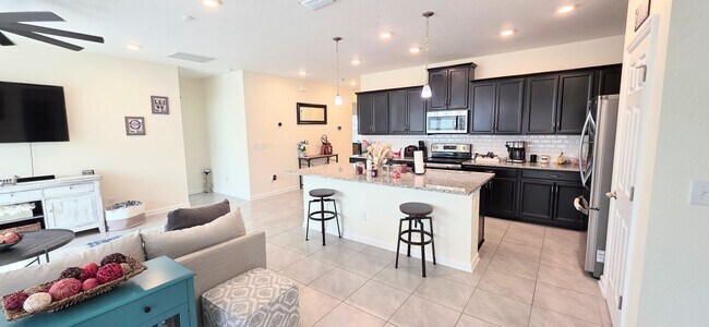 Building Photo - 3 bedroom 2 bath Open Floor Plan!