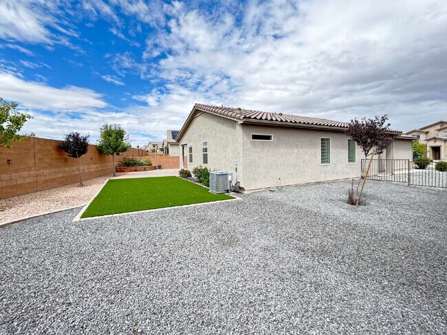 Building Photo - New 4 BR Home in Great Neighborhood!