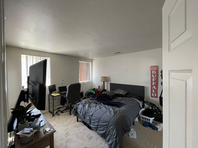 Building Photo - Amazing 4 Bedroom in the Heart of SD!