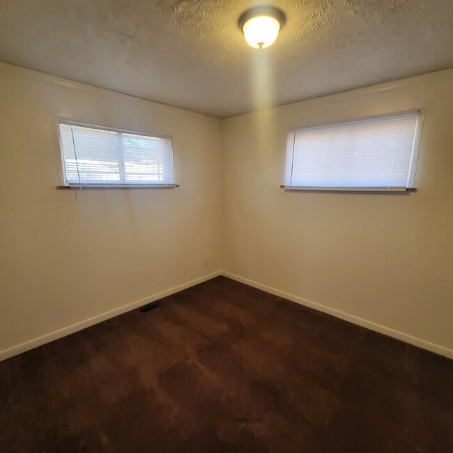 Building Photo - Devington Area 3BR House w/Garage!