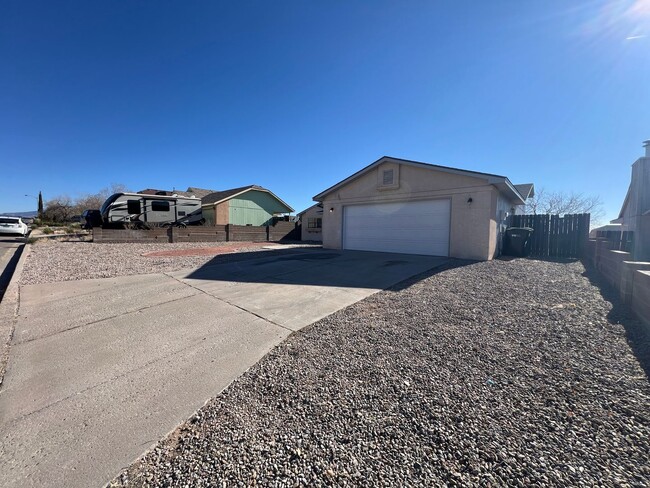 Building Photo - 3 Bedroom Single Story Home Available Near...