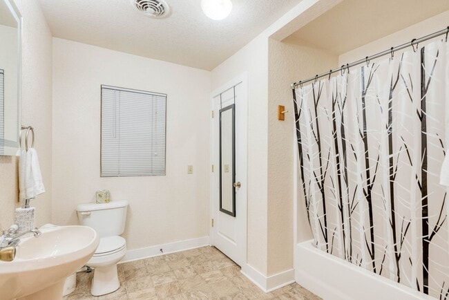 Building Photo - Fully Furnished 3BD + Den/2BA, Convenientl...