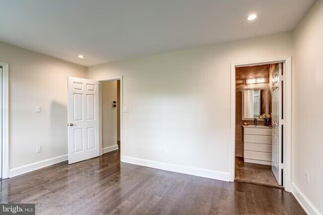 Building Photo - Sun-Drenched 2BR/2.5 BA Townhouse Condo in Gated Sutton Place