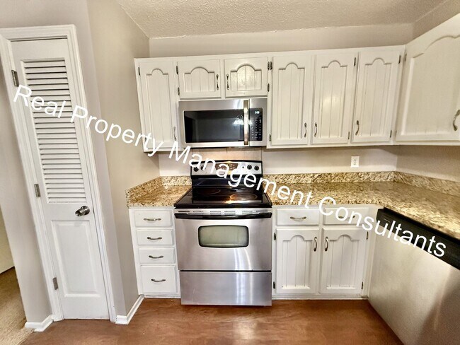Building Photo - 3 Bedroom Split-Level Home in Sought-After...