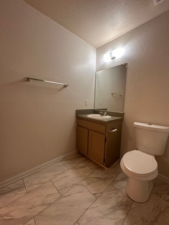 Building Photo - Spacious 2nd Floor 2B/2B Unfurnished Condo near Beach in the Heart of Destin!