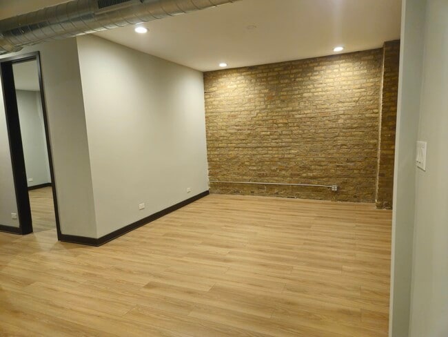 Building Photo - 1819 W Evergreen Ave