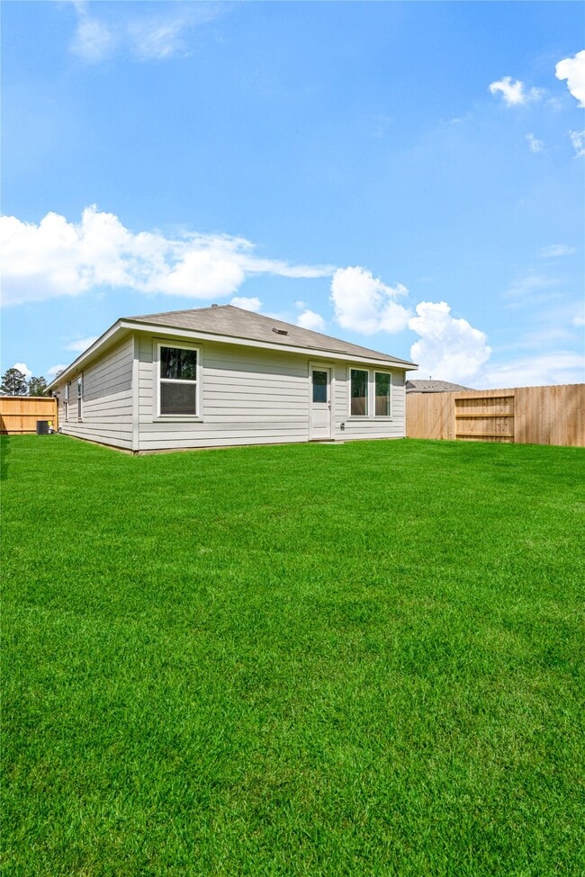 Building Photo - 915 Songbird Ln