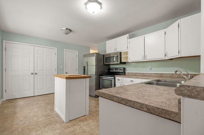 Building Photo - Ranch Three Bedrooms with Fenced in Yard Available April - Move in Ready!