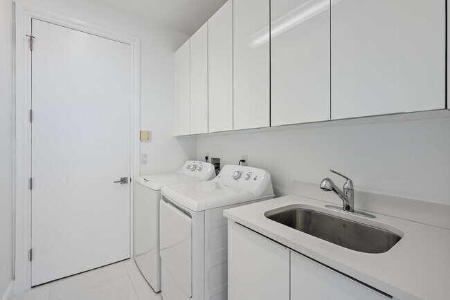 Building Photo - 8988 Lakes Blvd