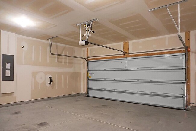 Building Photo - 5 Bedroom, 3.5 Bath, Beautiful Summerville Home, Master on Main