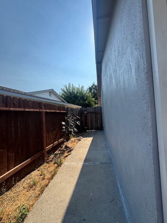 Building Photo - Beautiful single-story home with 4 bedroom...