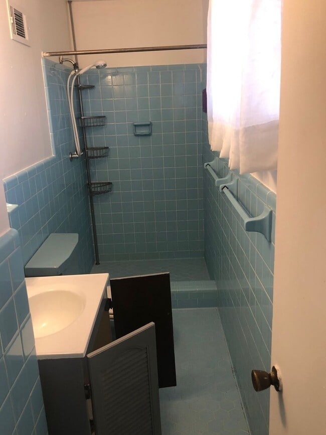 Building Photo - 4 Bed / 2.5 Bath