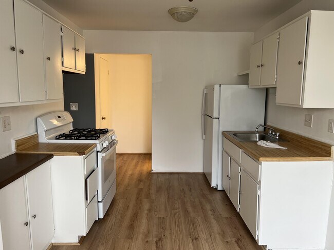 Building Photo - 24891 Mayfair St