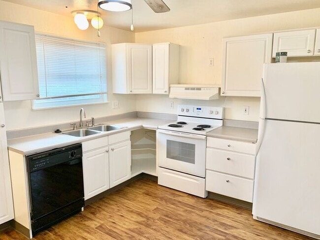 Building Photo - Spacious 3 Bedroom 2 Bath Ranch Style Home...