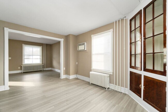 Building Photo - 458 Main St