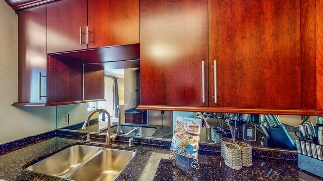 Building Photo - "Chic Las Vegas Condo Oasis: 1-Bedroom Gem with Granite Touch - 692 Sq Ft of Style!"